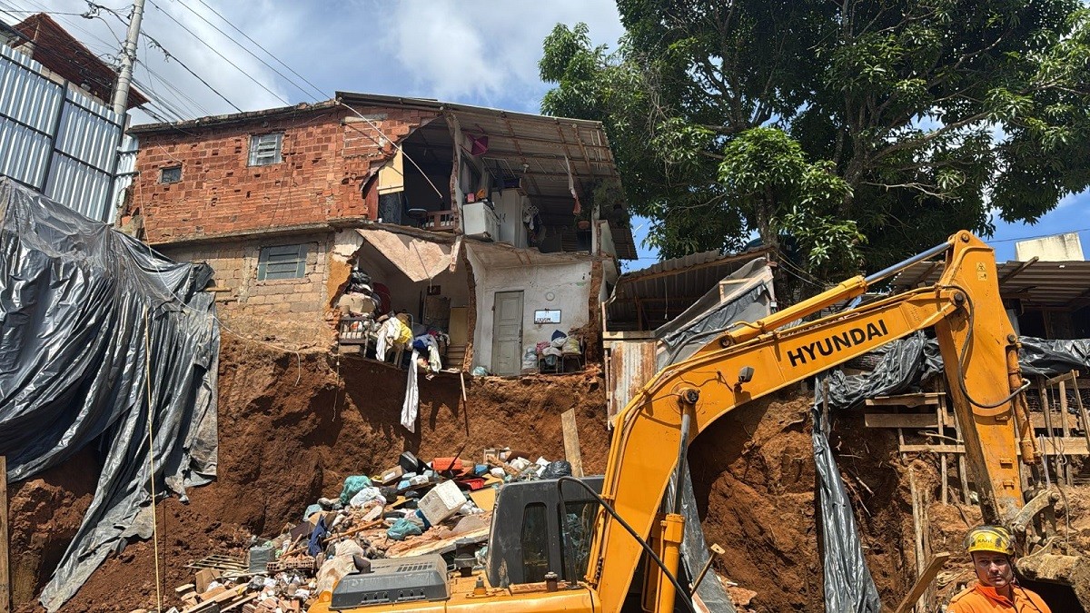 VÍDEO: Parte de casa desaba no bairro São Pedro em Juiz de Fora