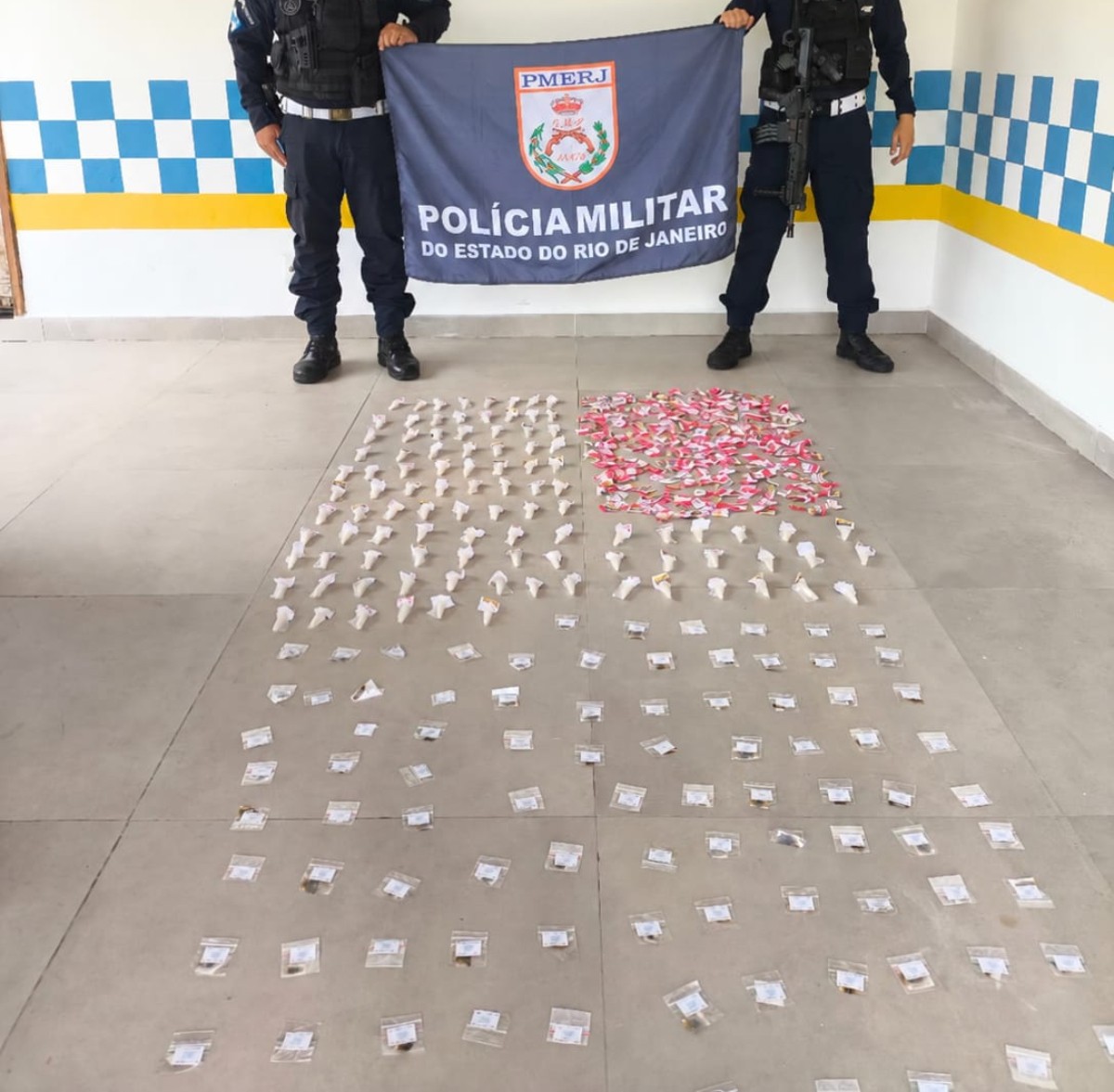 Mulher é presa com drogas em carro de aplicativo na RJ-145, em Piraí