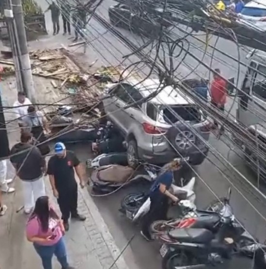 Motorista erra pedais e carro para em cima de motocicletas em Mercado Público de Itajaí; VÍDEO