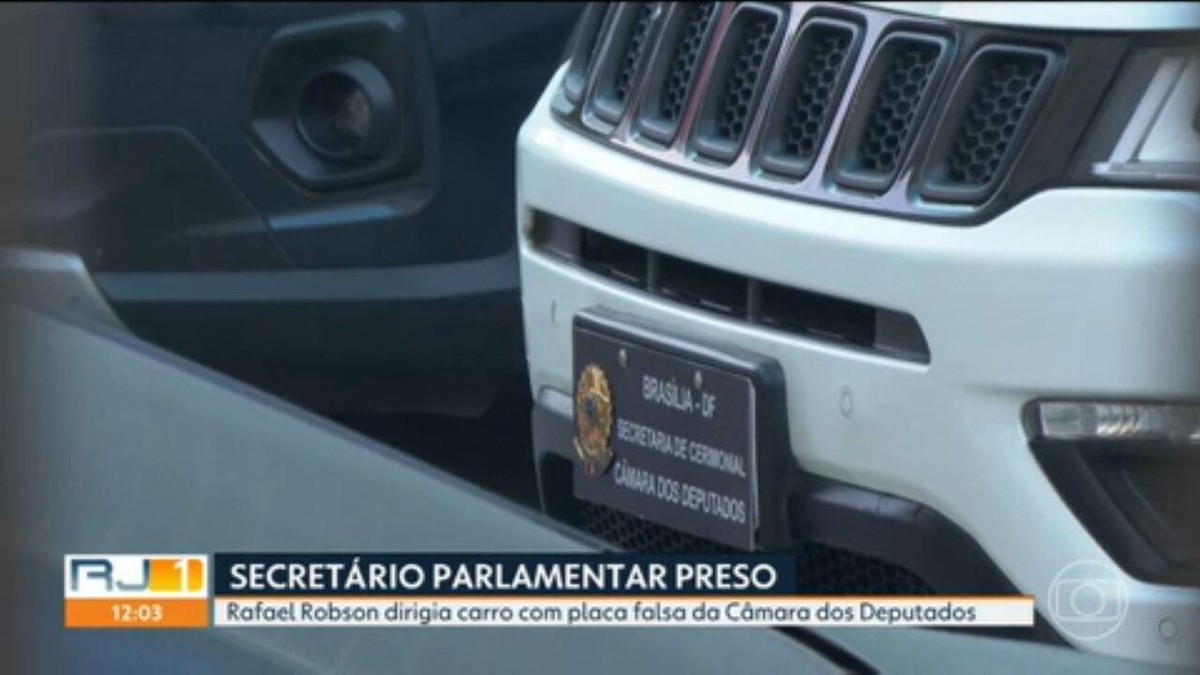 Secretário do deputado Bebeto é preso no RJ com carro roubado, placa falsa e arma