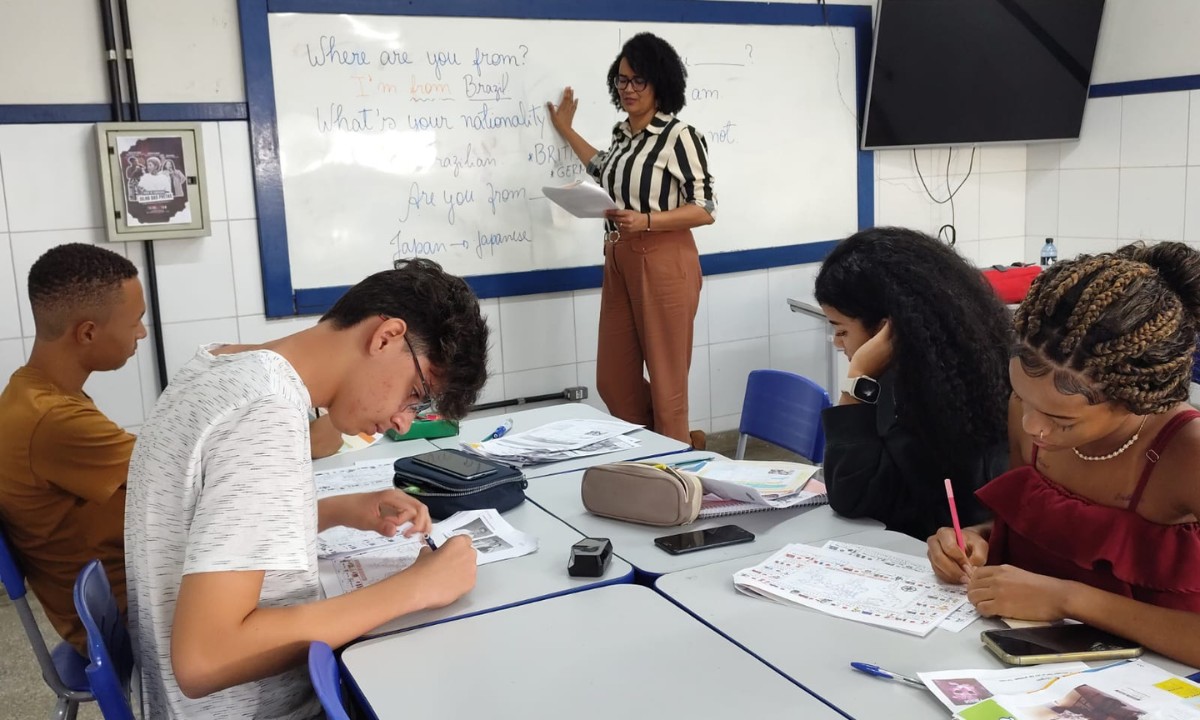 Oficina gratuita de inglês é oferecida para estudantes da rede estadual de ensino em Feira de Santana; veja como participar