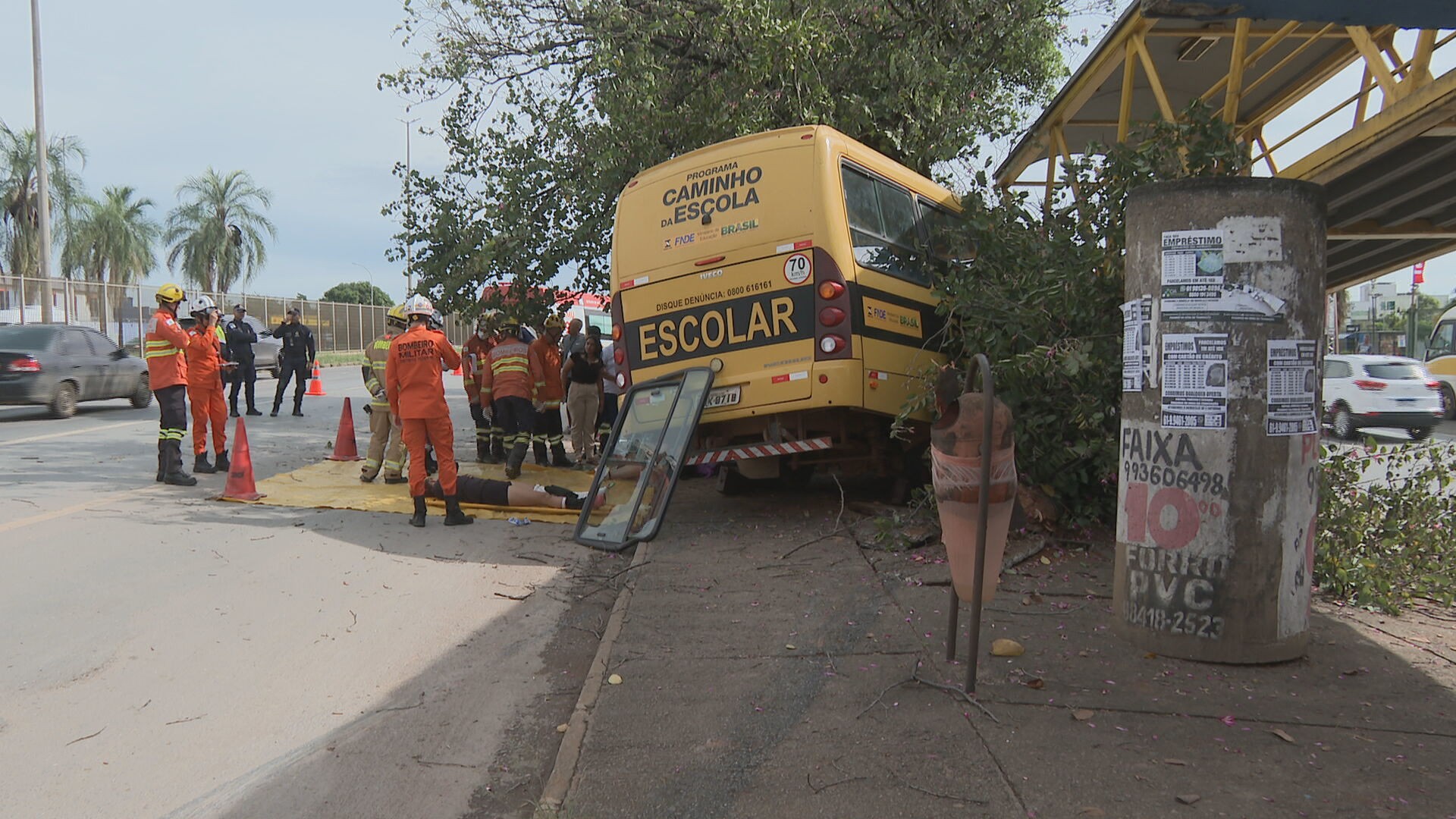 Ônibus escolar bate em passarela e estudantes ficam feridos no DF