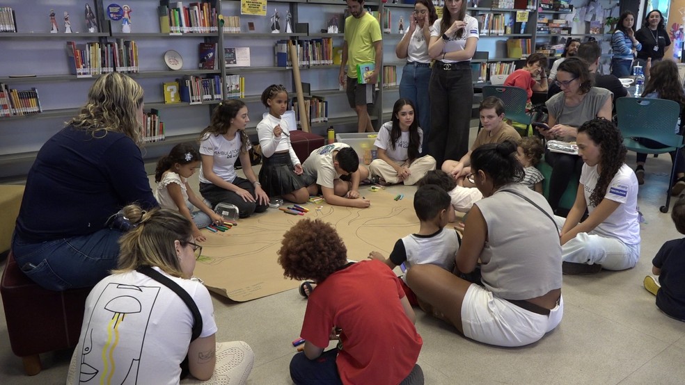 Atividades como brincadeiras em grupo, pinturas coletivas  e  rodas de conversa são algumas dos serviços prestados pelo curso para orientar e acolher pais e crianças da comunidade que buscam auxílio na Clínica-escola  de Psicologia da Unaerp — Foto: Crédito: DICom Unaerp