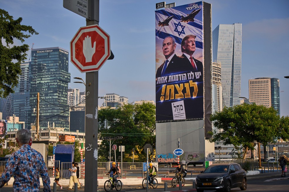 Outdoor de campanha de Benjamin Netanyahu para as eleições do país mostra premiê israelense ao lado de Donald Trump e sobre a frase: 'Nós temos uma chance para vencer', em Tel Aviv, 26 de outubro de 2026. — Foto: Oded Balilty/ AP