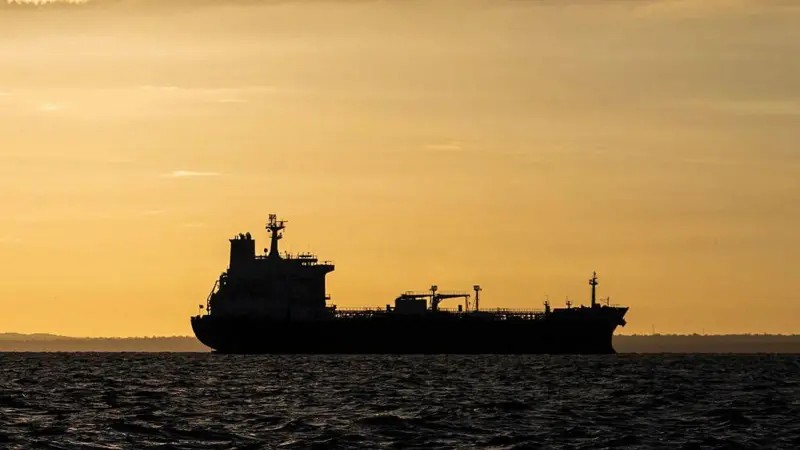 Os marinheiros recrutados para trabalhar em navios fantasmas alvos de sanções: 'Escravidão moderna'