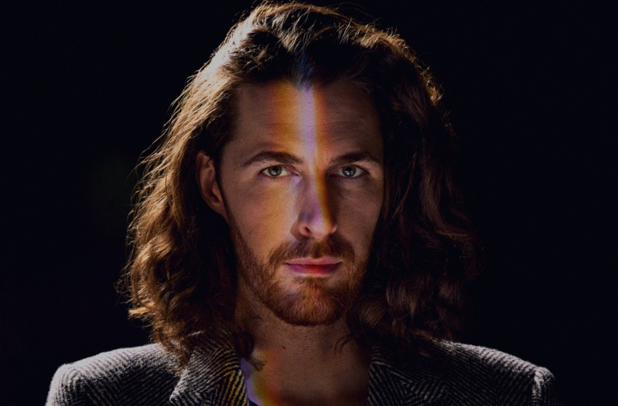 Hozier reage ao ouvir música na trilha de 'Vale Tudo'; veja VÍDEO