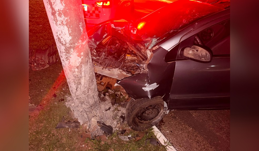 Bebê de 5 meses morre após carro bater contra poste em Rinópolis (SP) — Foto: Mais Tupã/Imagem Cedida