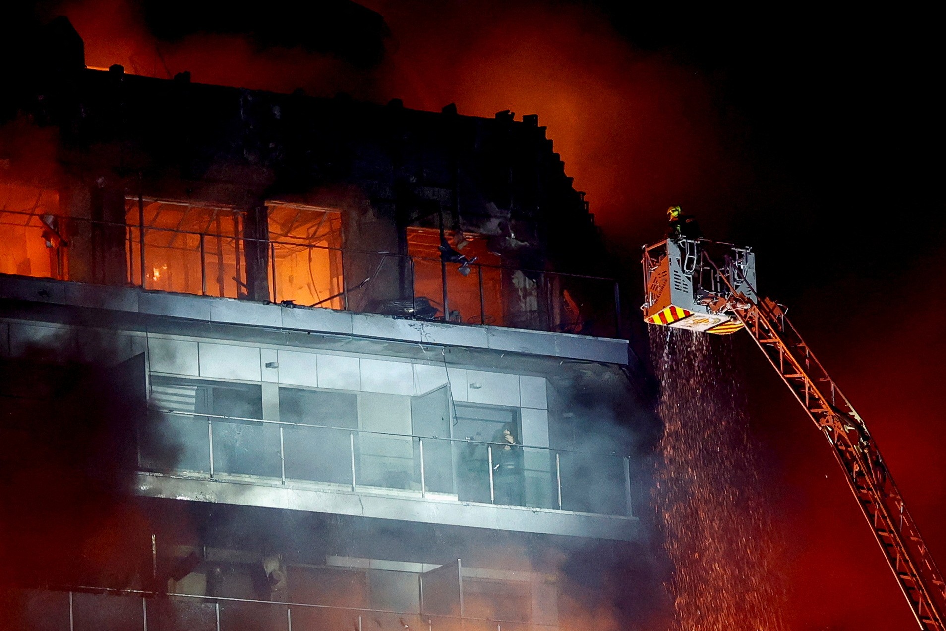 Autoridades encontram 10º corpo em incêndio que devorou edifício em Valência, na Espanha