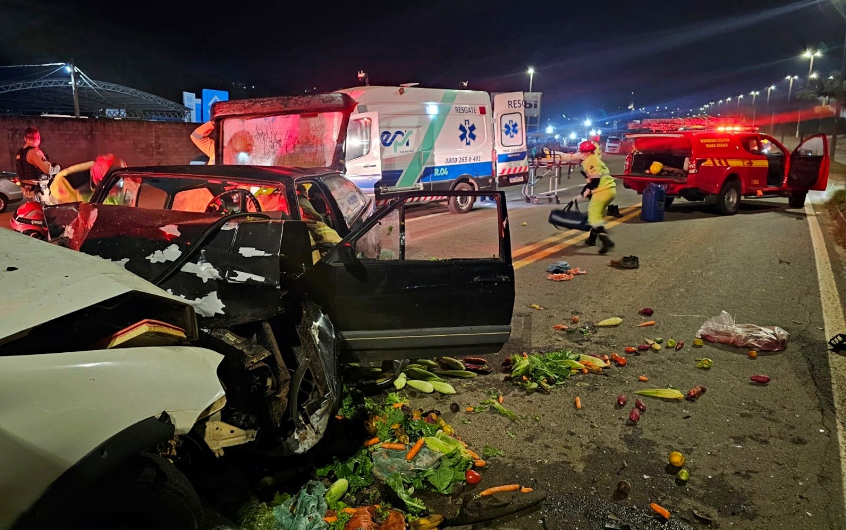 Batida frontal entre dois carros deixa quatro feridos no trevo de Elói Mendes, MG