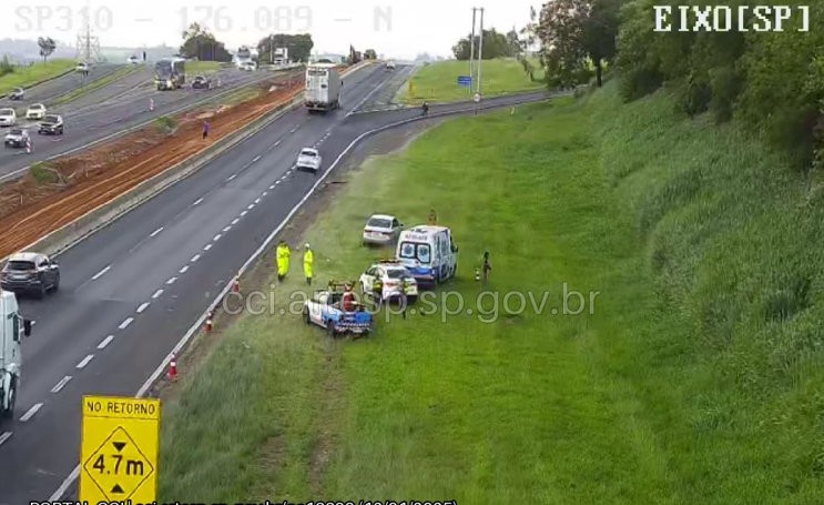 Mulher morre ao cair da moto na Rodovia Washington Luís em Rio Claro