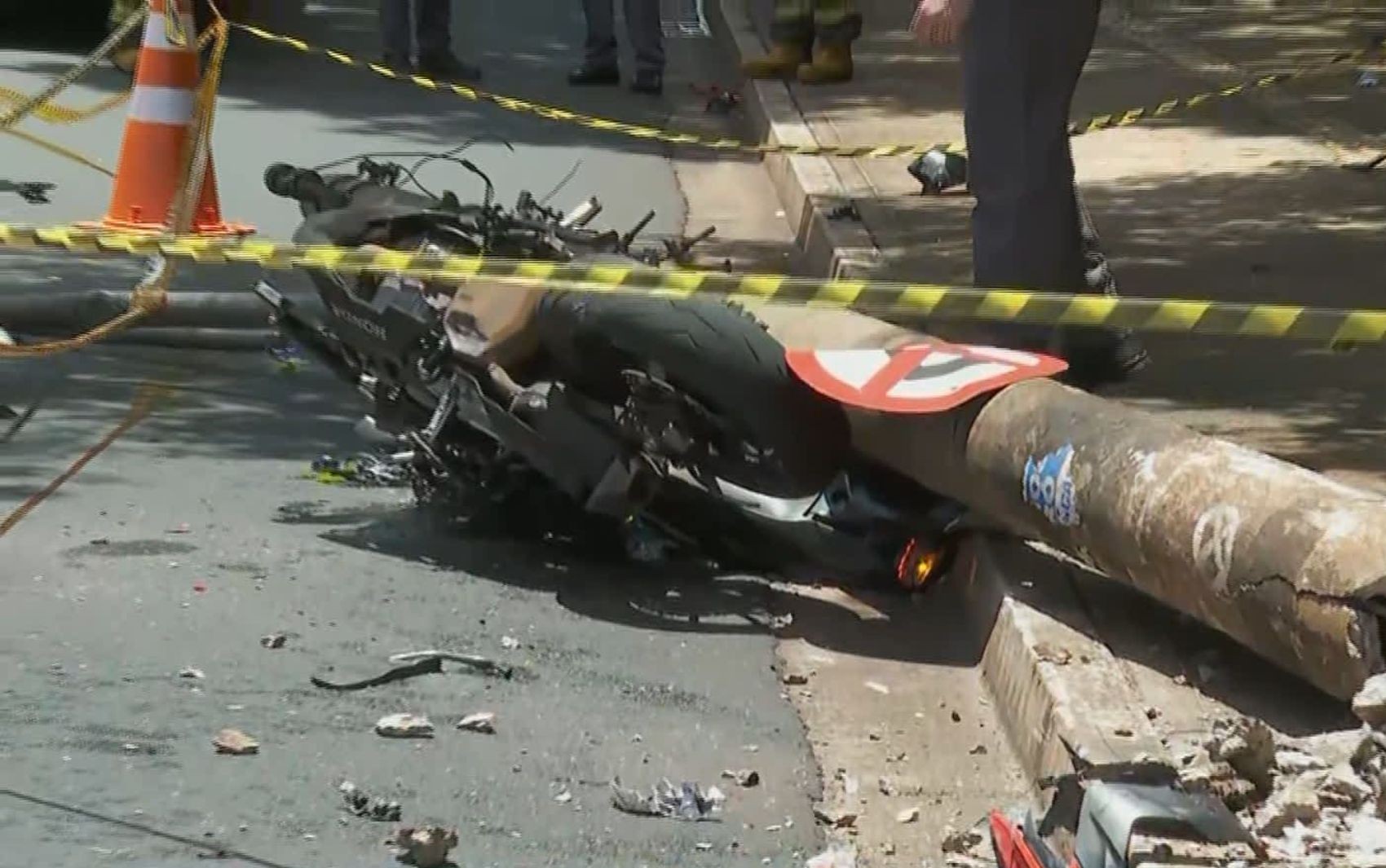 Condutor morre ao atingir e derrubar poste com a moto em Ribeirão Preto; passageira ficou ferida