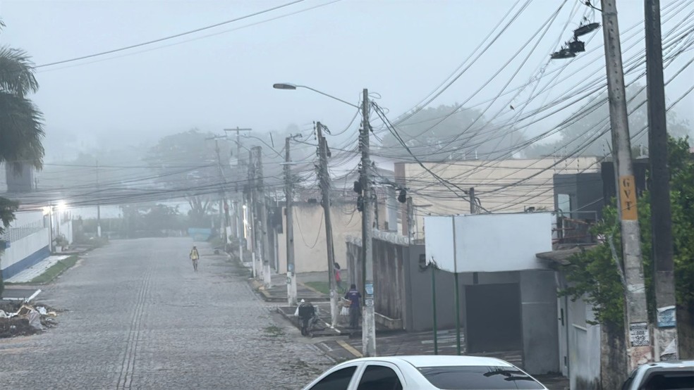 Névoa em bairros de Natal, na manhã desta sexta-feira (27) — Foto: Vinícius Marinho/Inter TV Cabugi