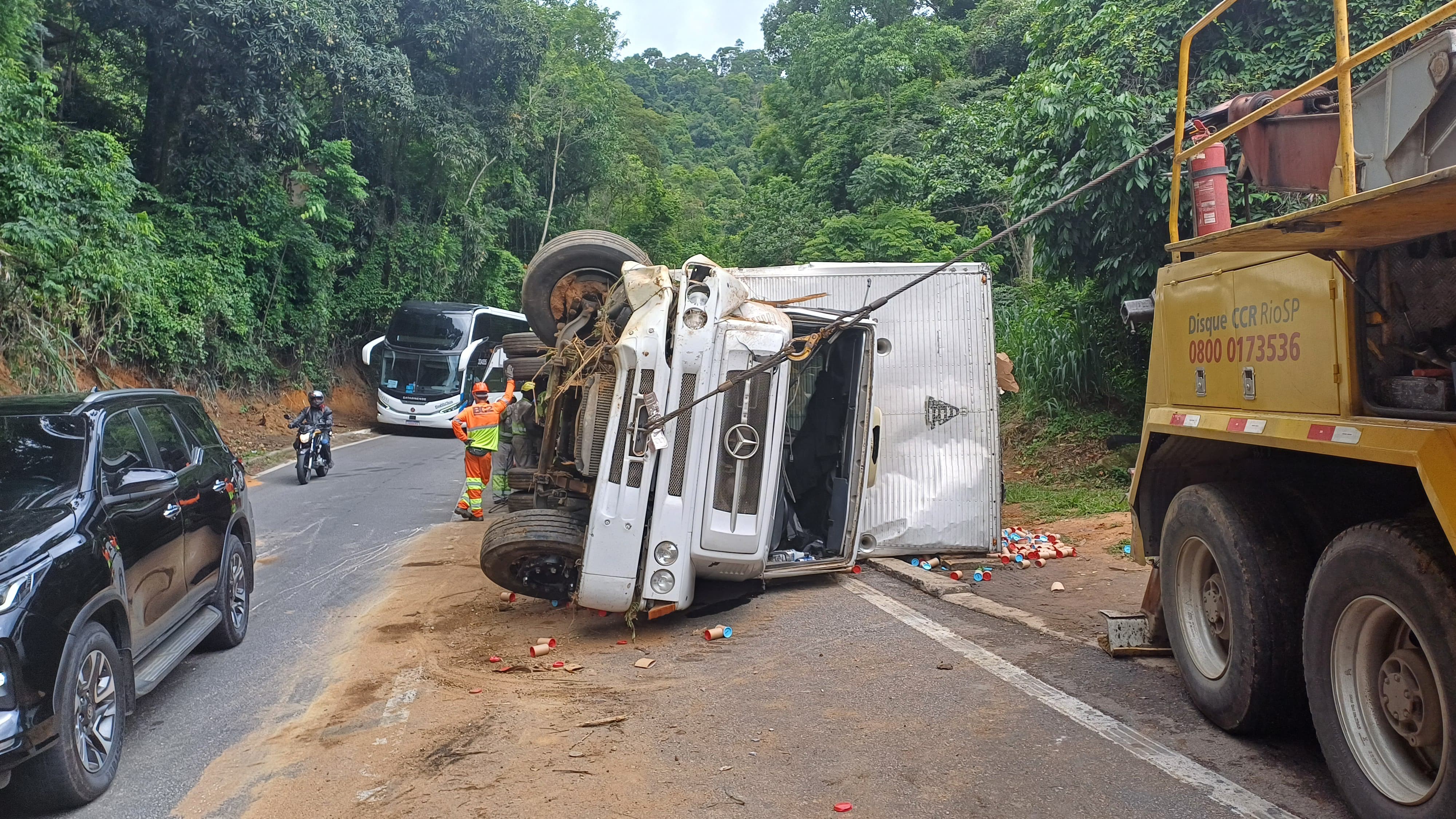 Caminhão tomba na descida da Serra das Araras e causa enorme congestionamento 