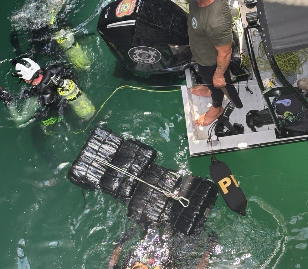 Carga de cocaína foi localizada por mergulhadores em navio atracado em Imbituba — Foto: PF/ Divulgação
