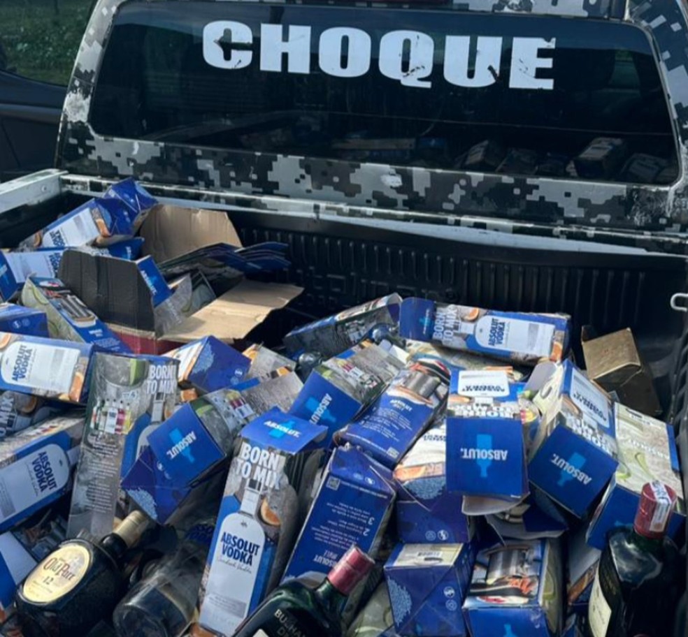 Após denúncia de adulteração, 124 garrafas de bebidas alcoólicas são apreendidas em Socorro — Foto: PM/SE