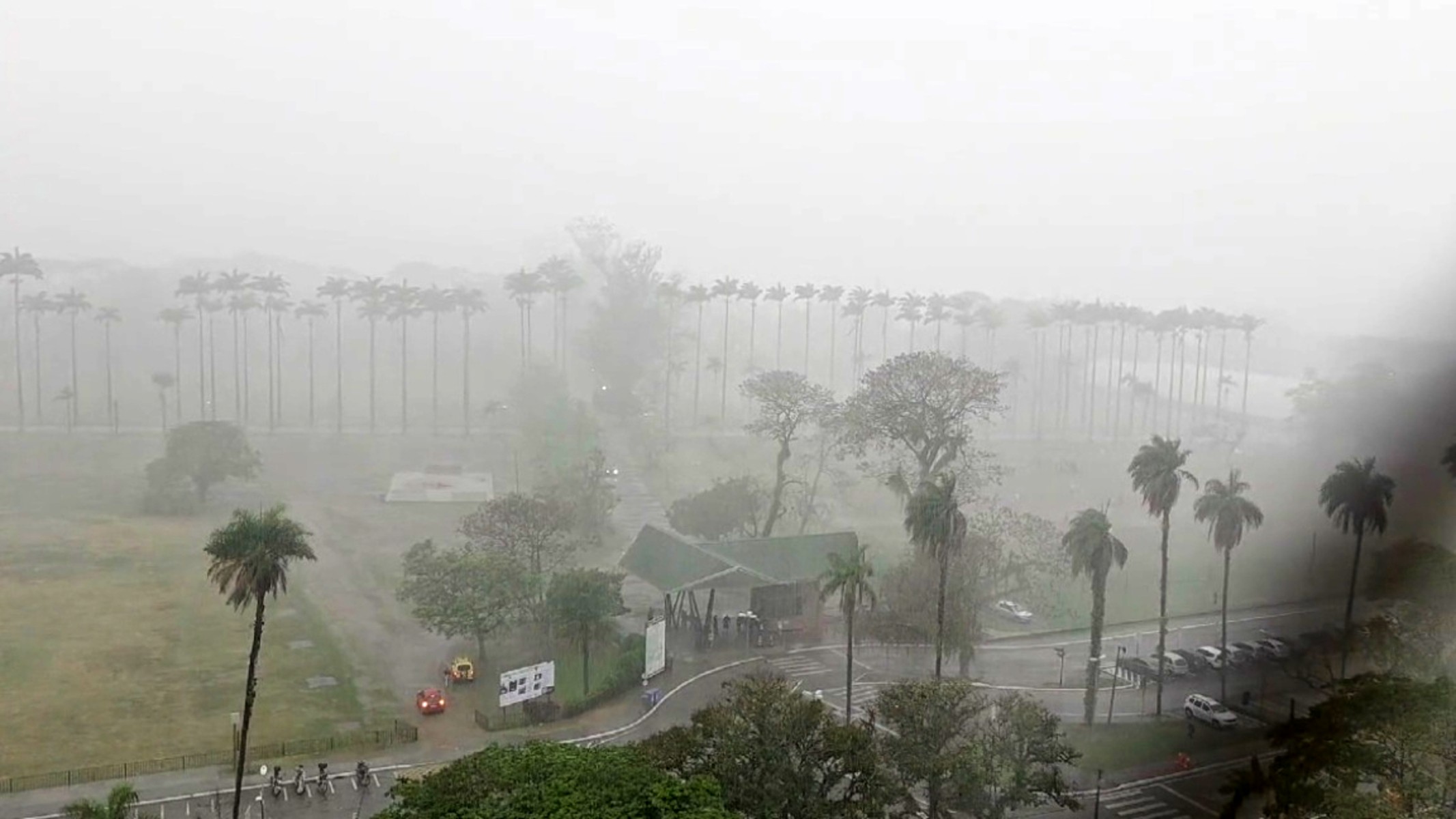Pancadas de chuva atingem cidades do Vale do Paraíba na manhã deste sábado; veja registros