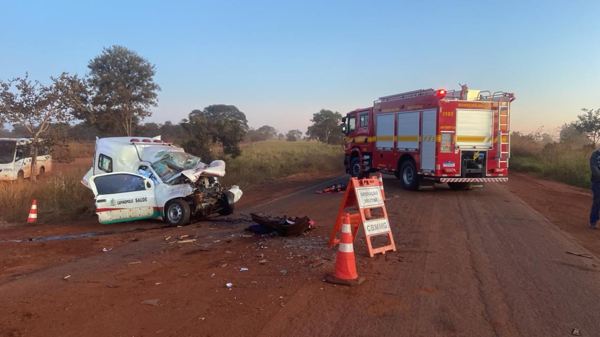 Ambulância com pacientes de Capinópolis bate de frente com carreta canavieira na MGC-154