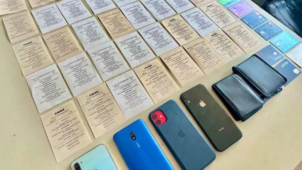 Diversos extratos bancários foram apreendidos com os suspeitos. — Foto: PMPI/ Divulgação