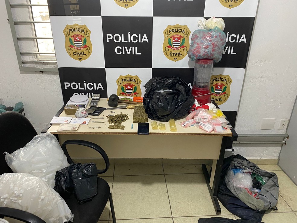 Objetos e insumos utilizados para tráfico de drogas foram apreendidos por policiais do 3° DP de São Vicente, SP — Foto: Polícia Civil/Divulgação