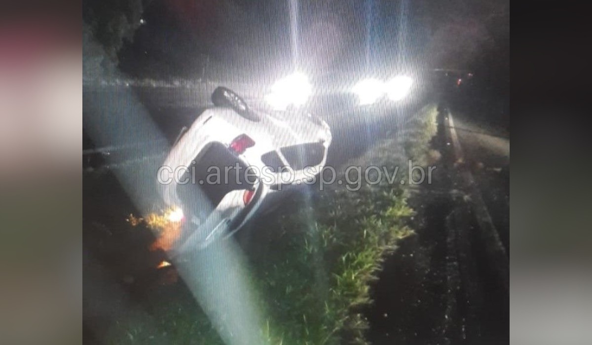 Motorista perde o controle da direção e tomba carro da prefeitura de Taquarivaí na SP-127 em Itapetininga