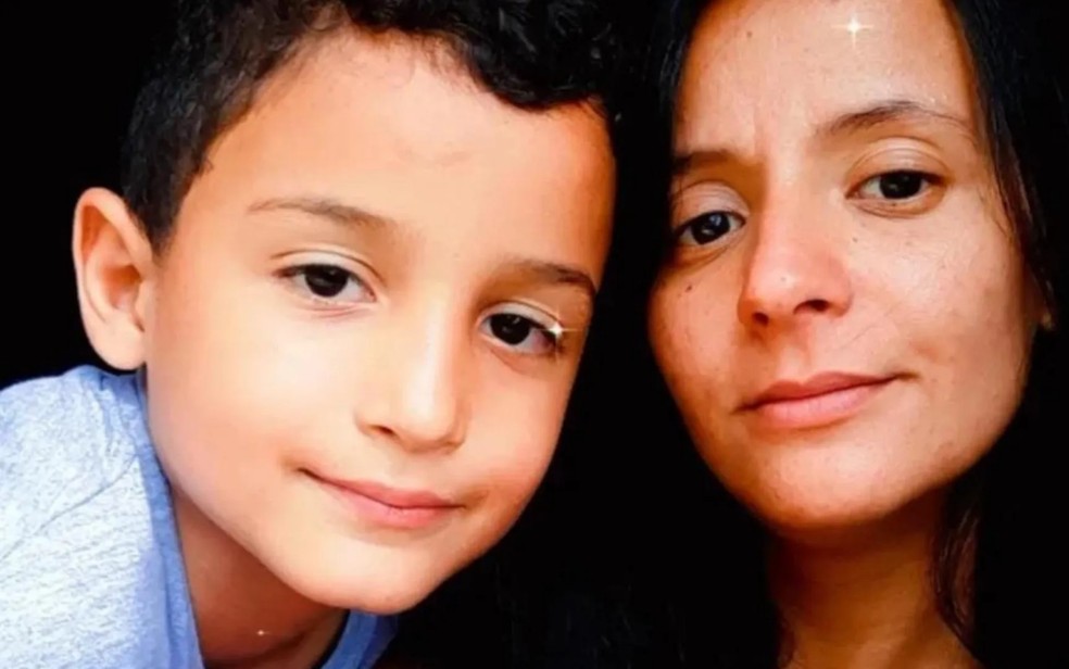 Steffeny Alves e Fabrio soares, mãe e filho que viralizaram no instagram por fazer crochê  — Foto: Arquivo Pessoal/Steffany Alves