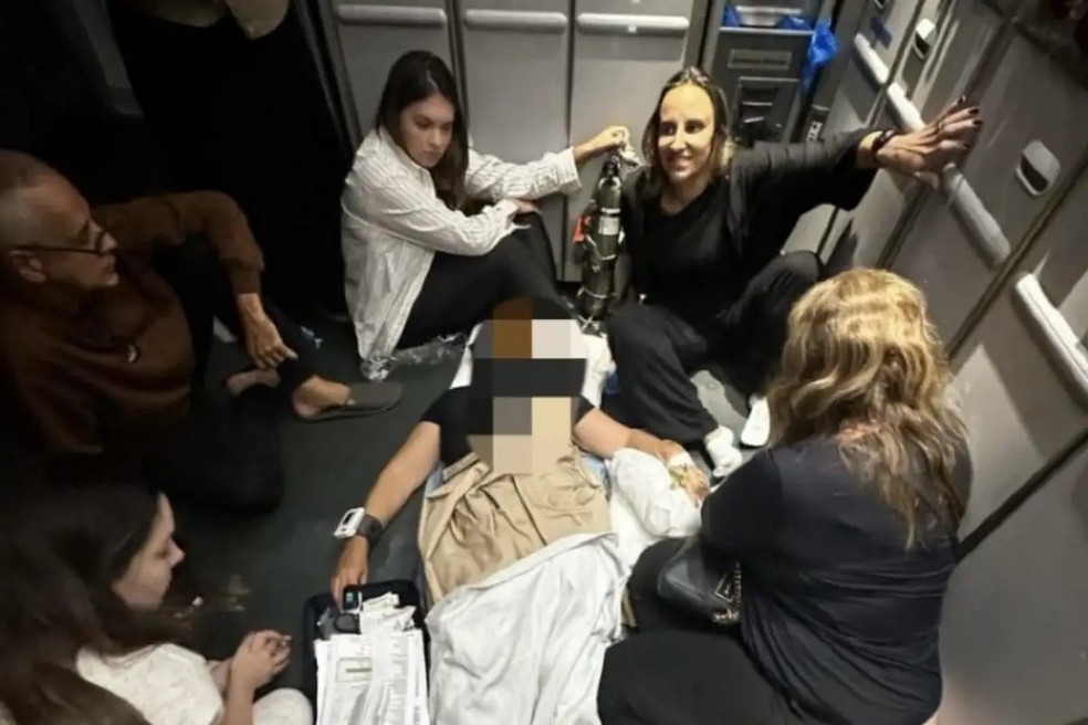 Toda equipe se uniu para ajudar na reanimação da idosa — Foto: Reprodução