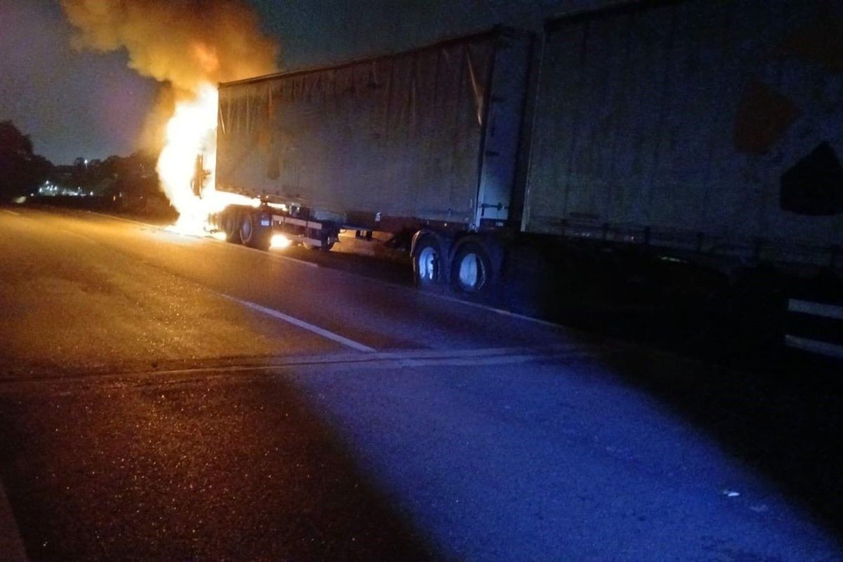 Carreta pega fogo na descida da serra e bloqueia a rodovia Anchieta, SP 
