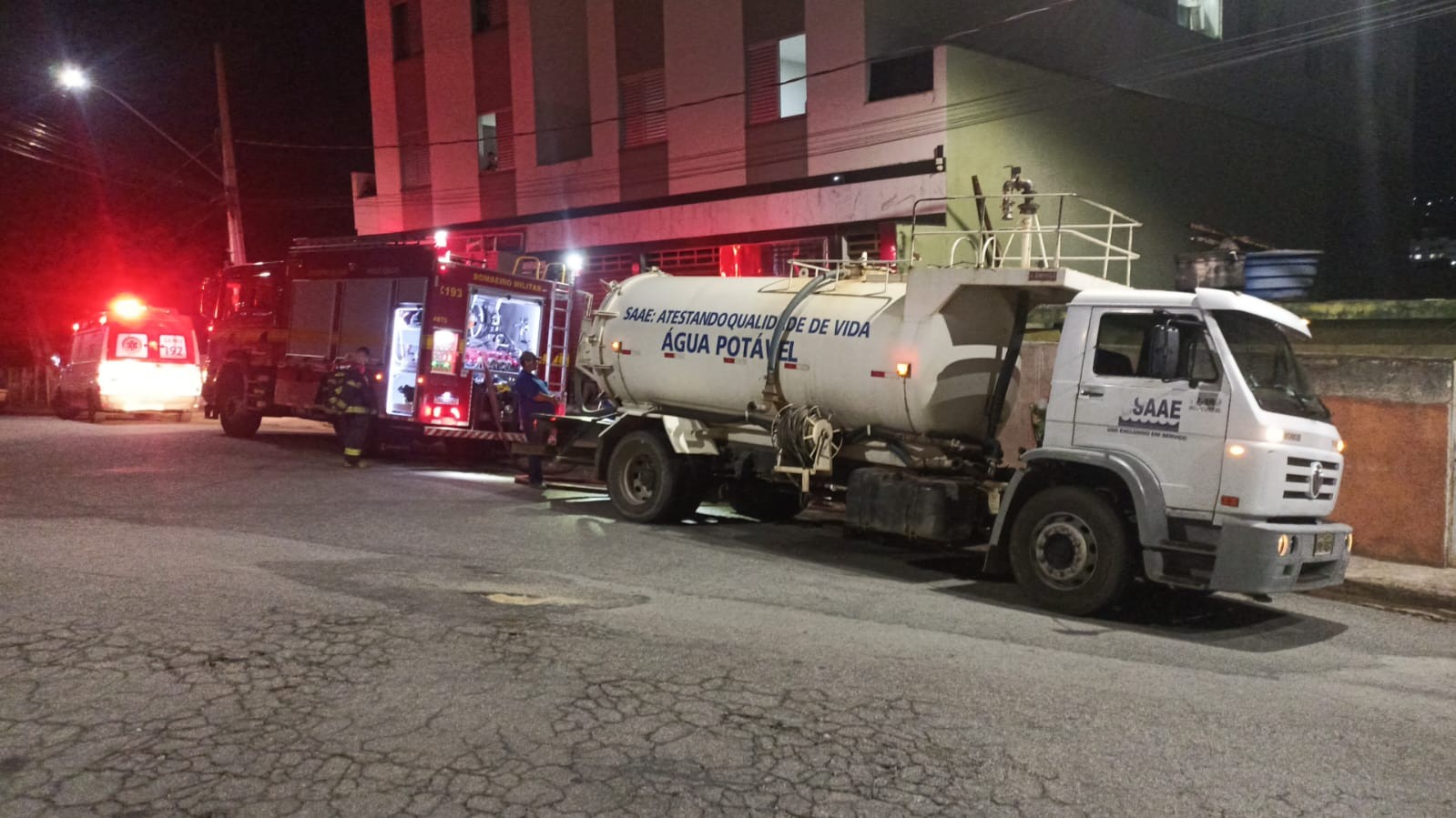 Bombeiros salvam idoso de 67 anos durante incêndio em casa tomada por fumaça em Itaúna