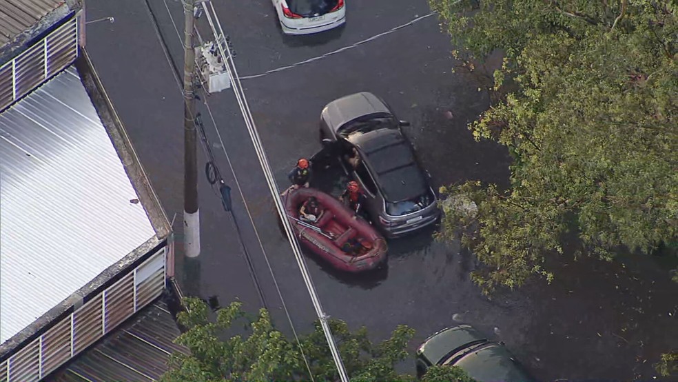Bombeiros resgatam motorista de carro na Rua Pedro Vicente, na região do Canindé, na Zona Norte de SP — Foto: Reprodução/TV Globo