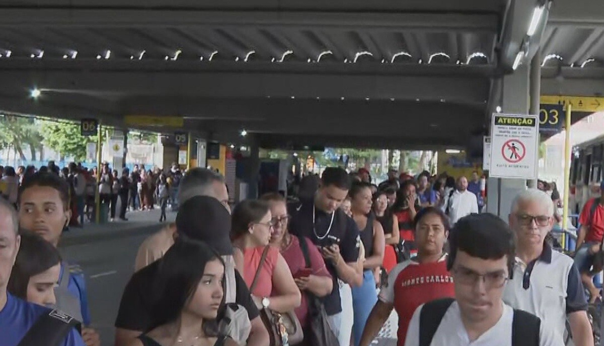Greve no Metrô do Recife chega ao 3º dia; todas as estações continuam fechadas e ônibus ficam lotados