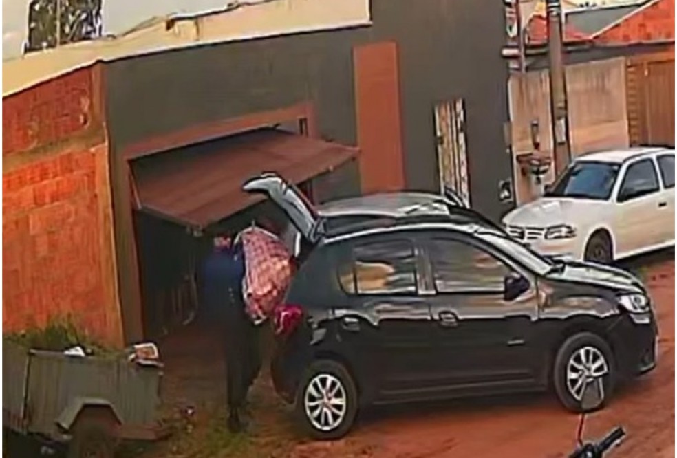 Imagens flagraram ação de policiais durante furto de droga em Campo Grande — Foto: Polícia Civil de MS