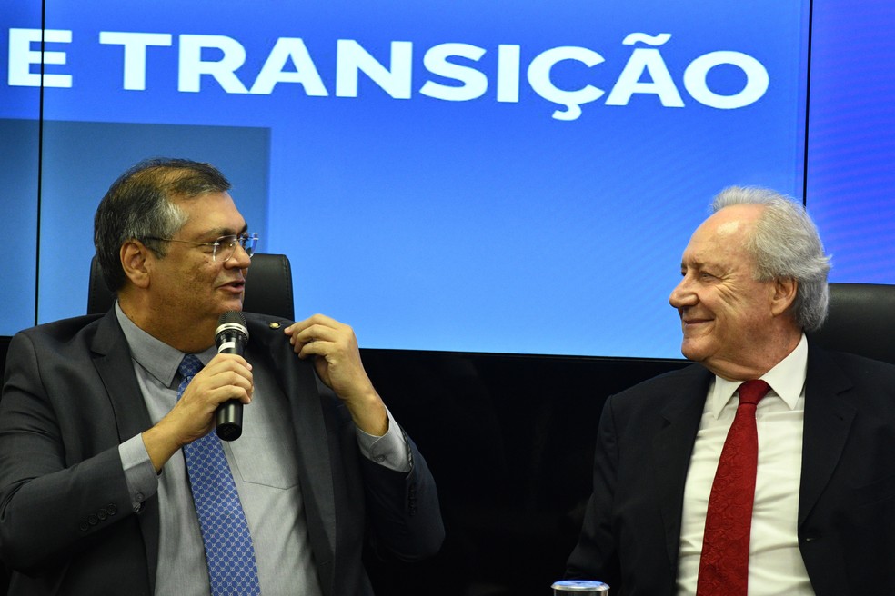 O futuro ministro da Justiça, Ricardo Lewandowski (D), participa de reunião de transição com o atual ministro Flávio Dino na sede do Ministério da Justiça, em Brasília, nesta terça-feira, 23 de janeiro de 2024. — Foto: CLÁUDIO REIS/ENQUADRAR/ESTADÃO CONTEÚDO