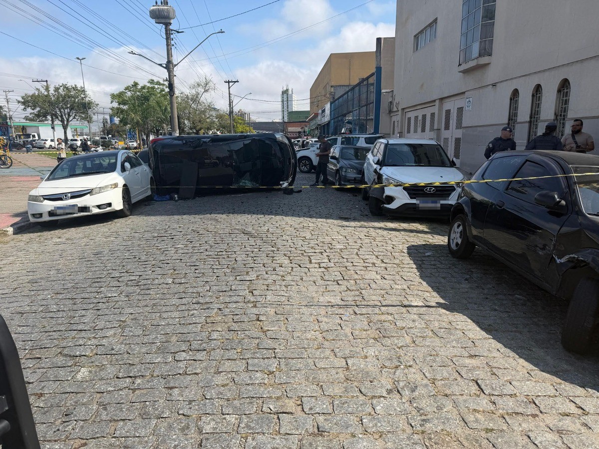 VÍDEO: carro capota durante perseguição e atinge cinco veículos em Suzano
