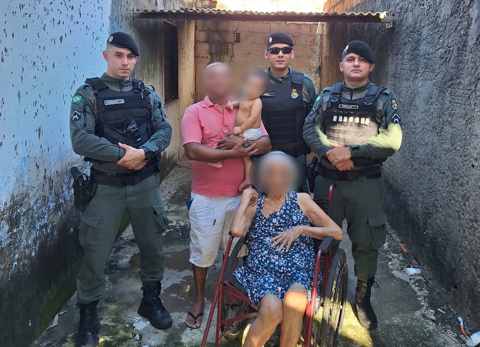 Idosa de 89 anos engasgada é salva por policiais com manobra de Heimlich, em Fortaleza. — Foto: PMCE/Reprodução