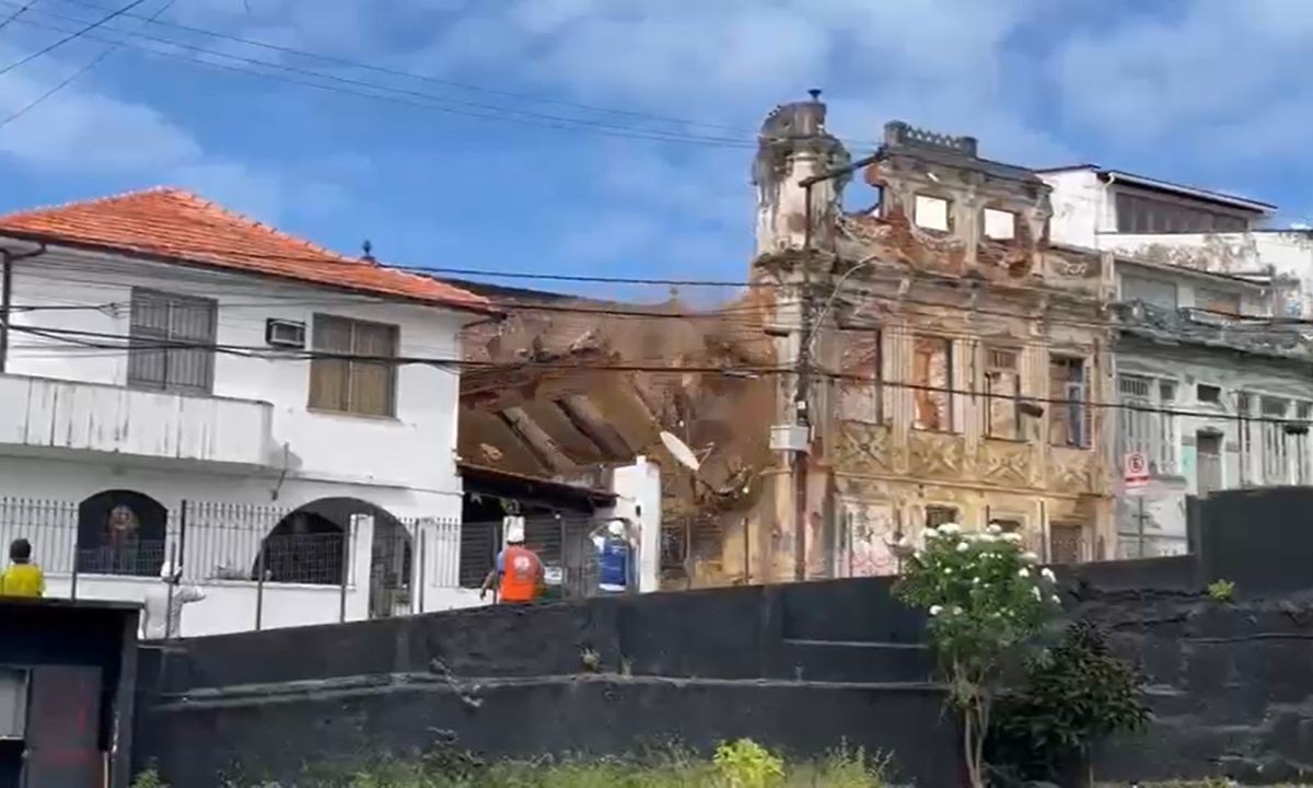 Escombros de casarão caem em cima de casa em Salvador durante demolição