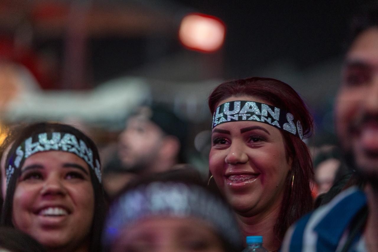 Luanetes, fãs de Luan Santanta, declaram amor ao ídolo sertanejo — Foto: Thomaz Marostegan/g1