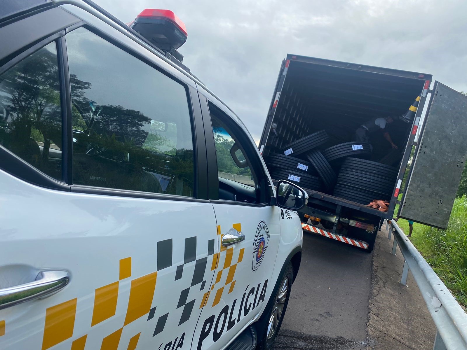 Após nervosismo de motorista e passageiro, fiscalização apreende caminhão com 100 pneus contrabandeados do Paraguai