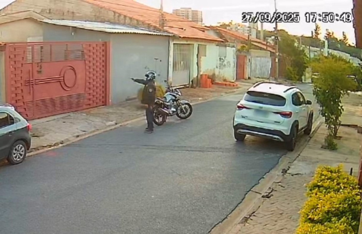 Motociclista para na frente da casa do ex-cunhado, atira em portão e morre baleado em Sorocaba