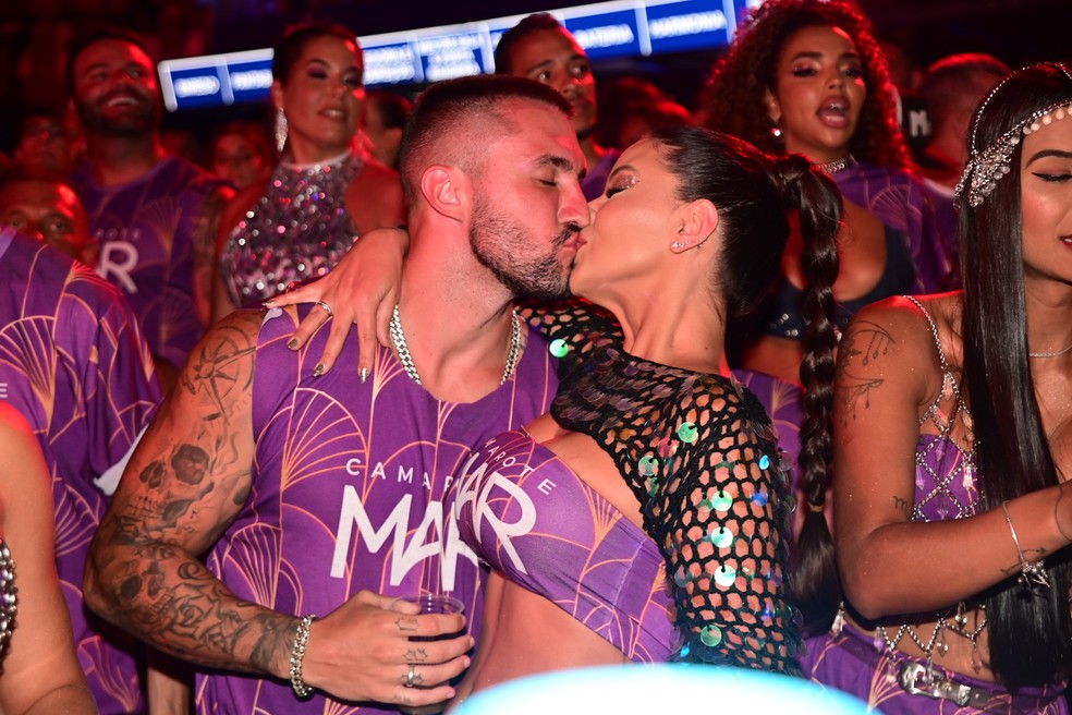 Ex-BBBs Arhtur Picoli e Ivy Moraes aos beijos em camarote na Marquês de Sapucaí — Foto: Leo Franco/AgNews