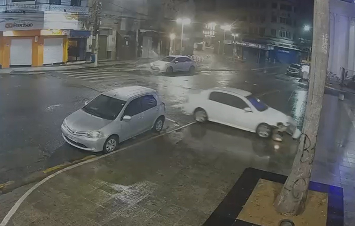 VÍDEO: motorista invade praça no Centro de Campos; teste aponta ingestão de álcool