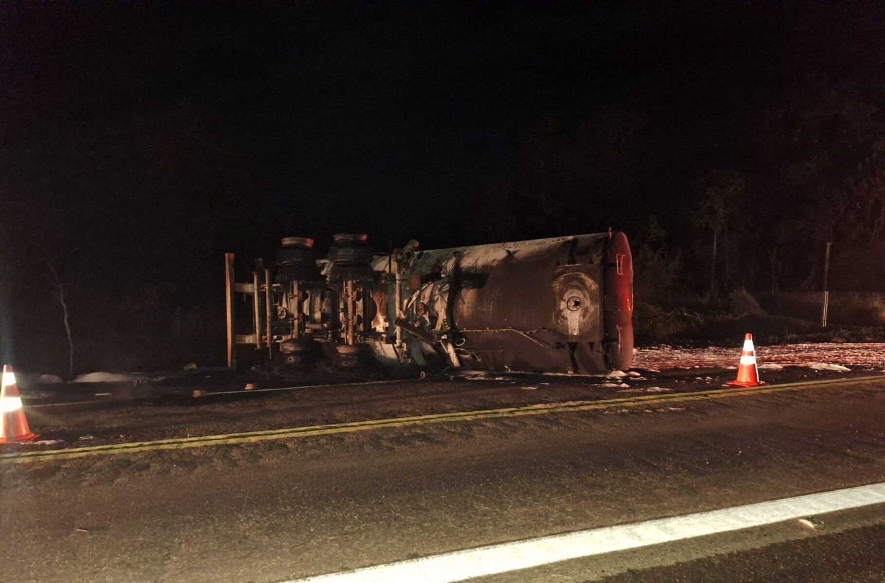 Carreta com etanol tomba, pega fogo e deixa mortos na BR-040