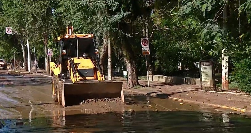 Rio Piracicaba recua para 4,95 metros e Defesa Civil faz operação de limpeza e retirada de lodo da Rua do Porto; veja 