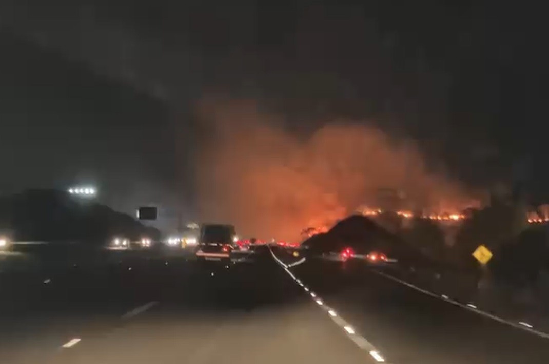 Incêndio atinge área de vegetação às margens da Rodovia Dom Pedro e mobiliza bombeiros em Campinas 