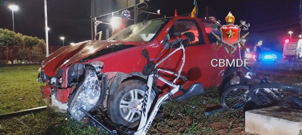 Motorista atropela 5 ciclistas no DF — Foto: CBMDF/Reprodução