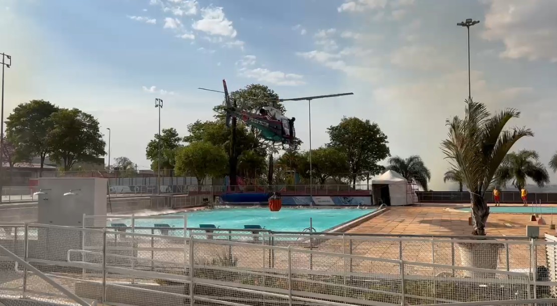 VÍDEO: helicóptero Águia usa água de piscina de escola para apagar incêndio em Presidente Prudente
