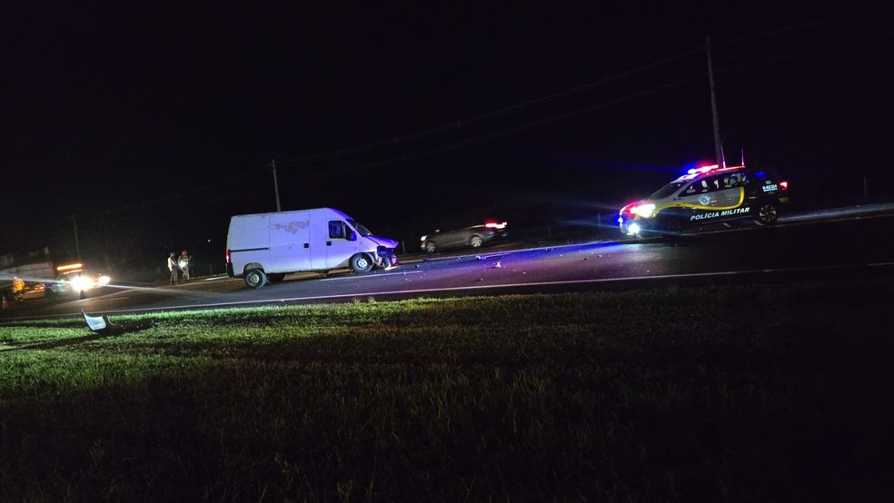 1 de 1
Carro capota após bater contra uma van em rodovia de Pompéia (SP) — Foto: Reprodução/redes sociais