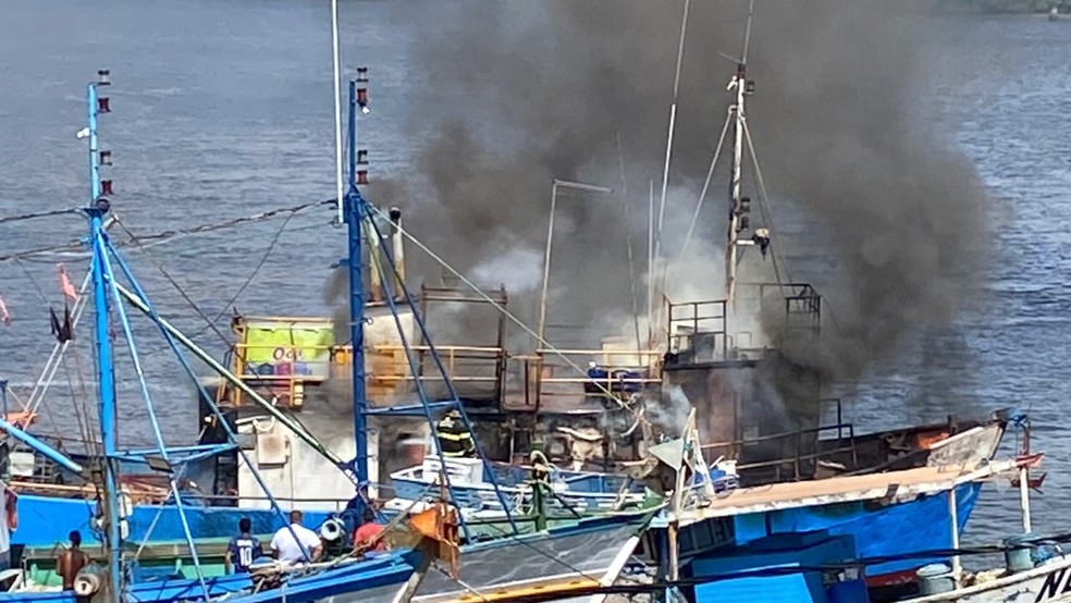 Embarcação pega fogo no Rio Potengi, em Natal — Foto: Victor Eduardo/Inter TV Cabugi