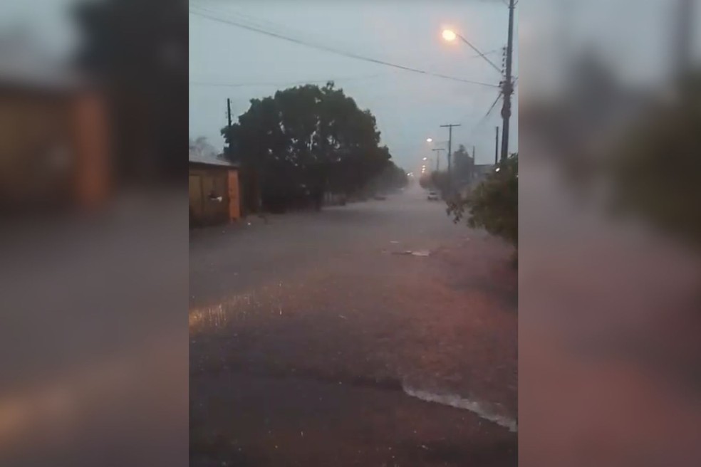 Chuva em Ouroeste (SP) &mdash; Foto: Reprodu&ccedil;&atilde;o / WhatsApp