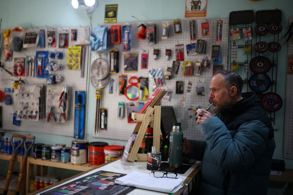 Gustavo Raul Perez, dono de uma loja de ferragens, toma mate em seu estabelecimento em San Fernando, nos arredores de Buenos Aires, em 16 de setembro de 2026. — Foto: Reuters/Agustin Marcarian