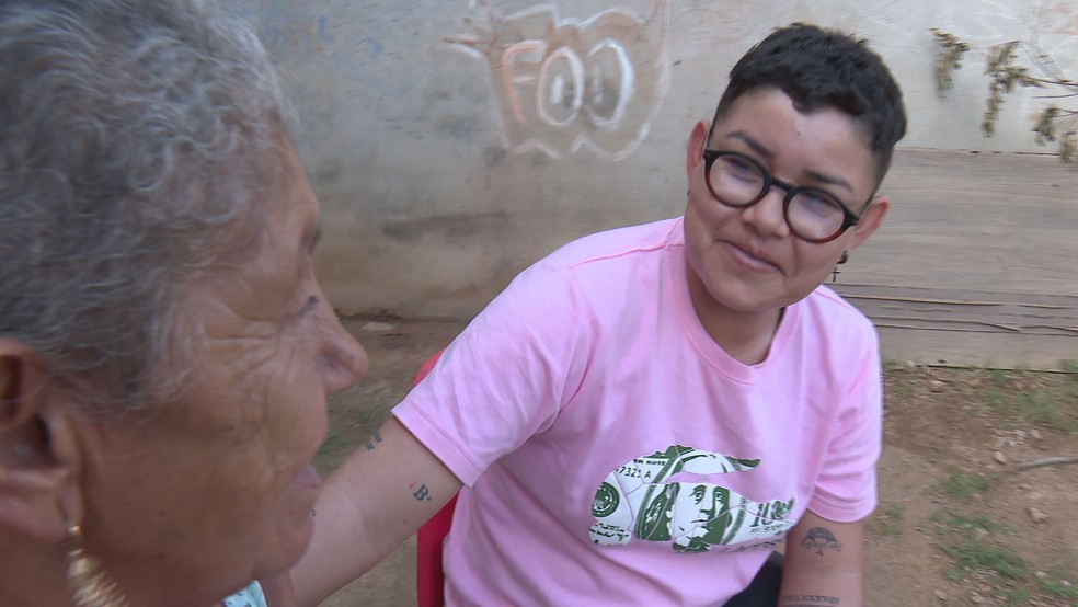 Gecica Gael Miquett, de 34 anos, moradora do Distrito Federal, passou 17 anos em busca de sua mãe biológica, Irla Maria de Oliveira, de 64 — Foto: Reprodução/TV Globo